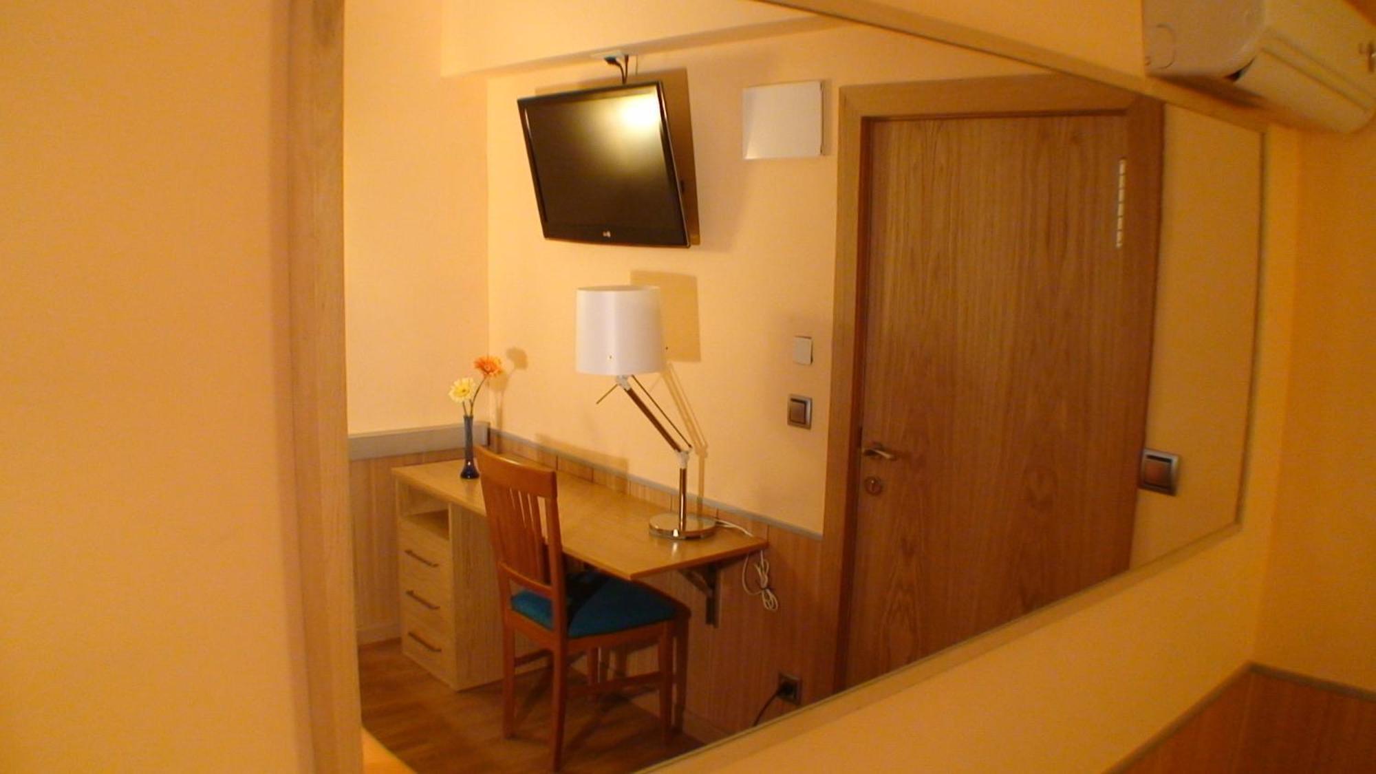 Hostal El Carmen Сарагоса Экстерьер фото